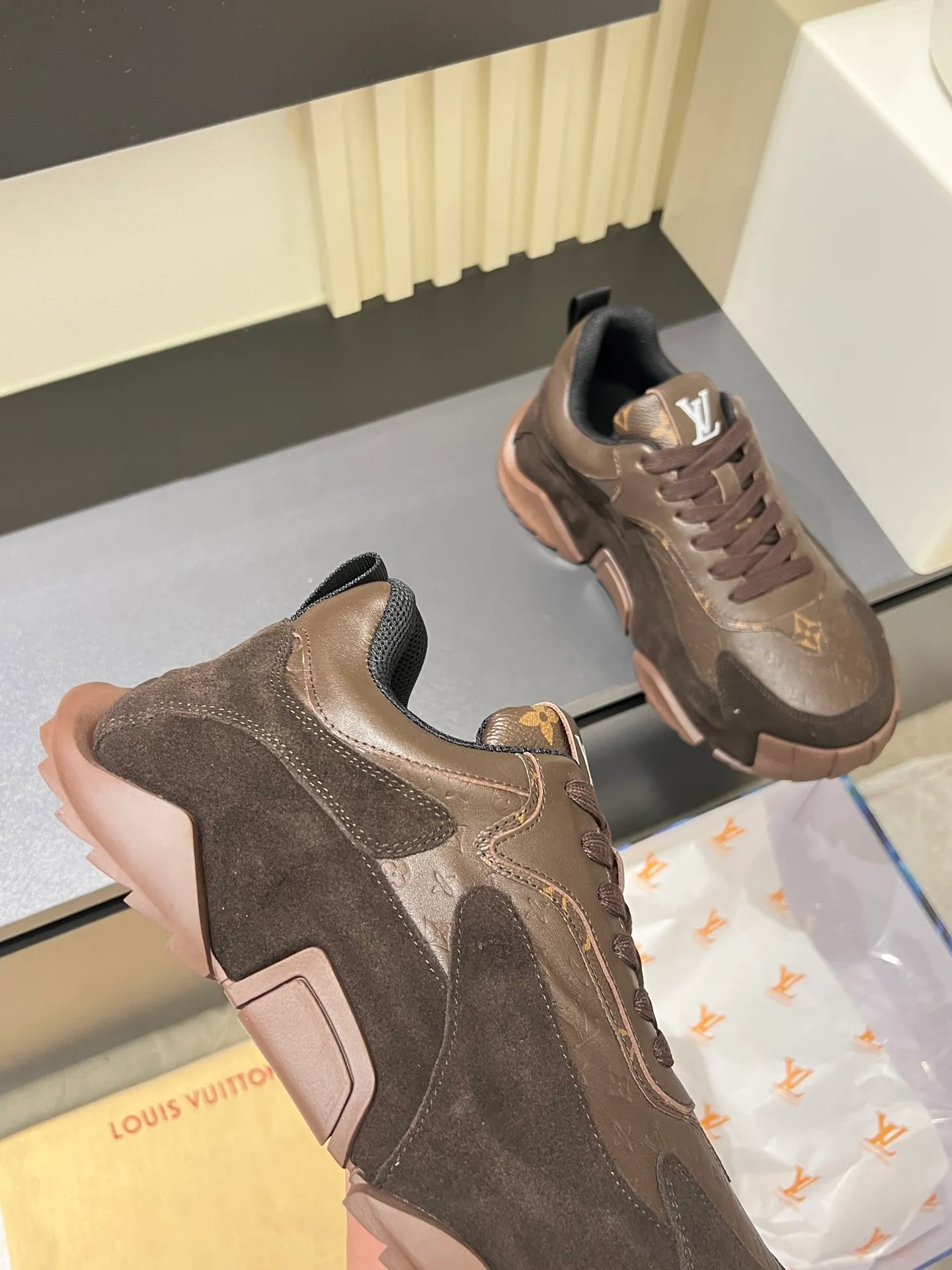 p600 "LOUI* VUITTO*" popular men's casual shoes, genuine development in Italy 💯Purchasing level quality ✔️The upper is made of first-layer cowhide, comfortable and soft sheepskin feet ⚡️ Fashionable and versatile, the toe last shape is firm and full, the soles are made from original LV molds and can be freely entered and exited the counter. Light and comfortable on the feet~Purely handmade, details determine quality! Size:39-44!